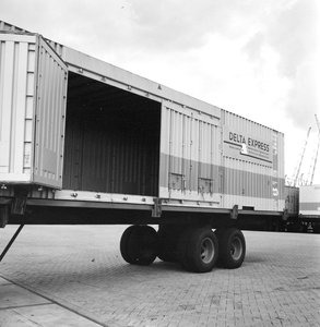 171652 Afbeelding van het vervoer van containers met de Delta Express (Intercontainer van de N.S. en de Deutsche ...